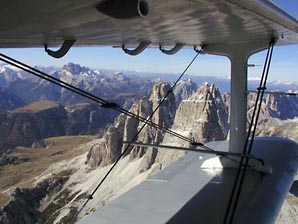 Doppledecker Fliegen über die Alpen / Dolomiten